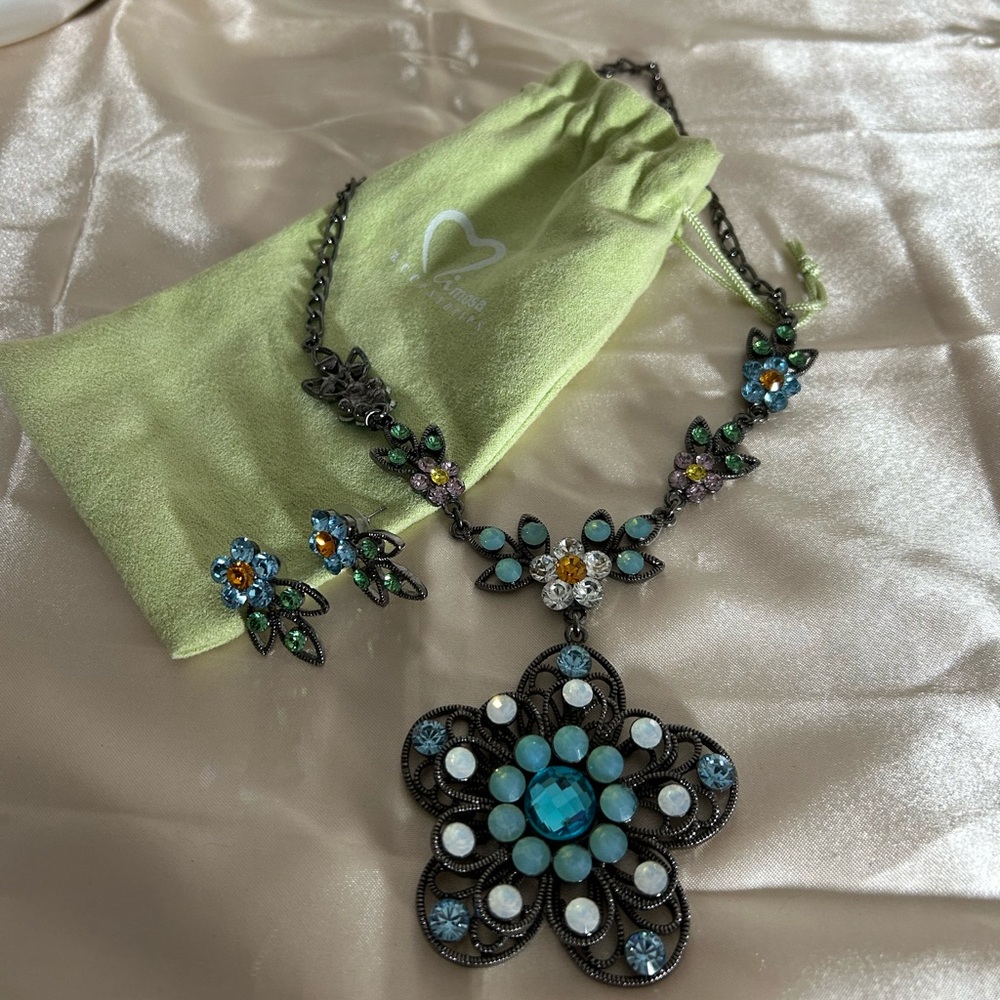 Sparkling Flower Crystals Necklace + Earrings Set